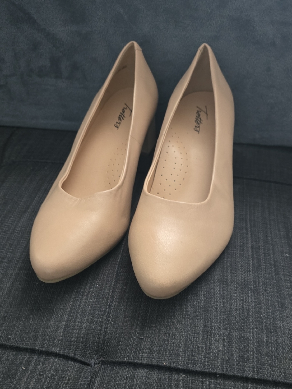 Trotters Nude Pointed-Toe Pump